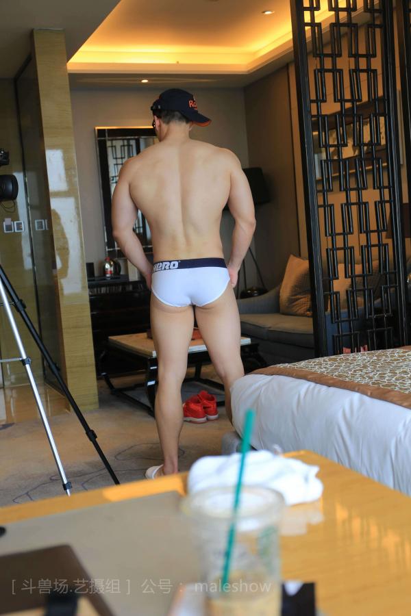 Chinese-maleshow-–--Swimmer-Yong-斗兽场---泳队选手-Yong